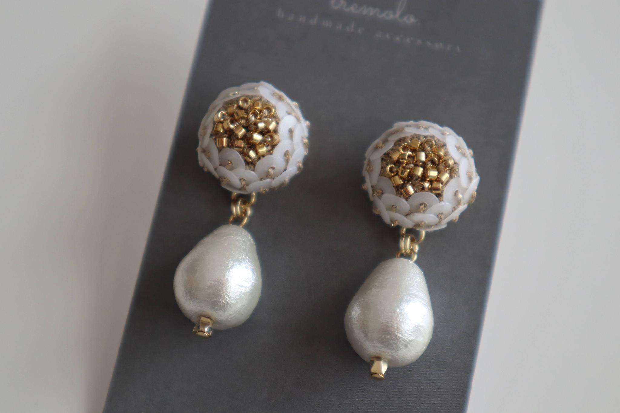 antique flowers & pearl スパンコールとドロップパールのピアス／イヤリング(ホワイト)