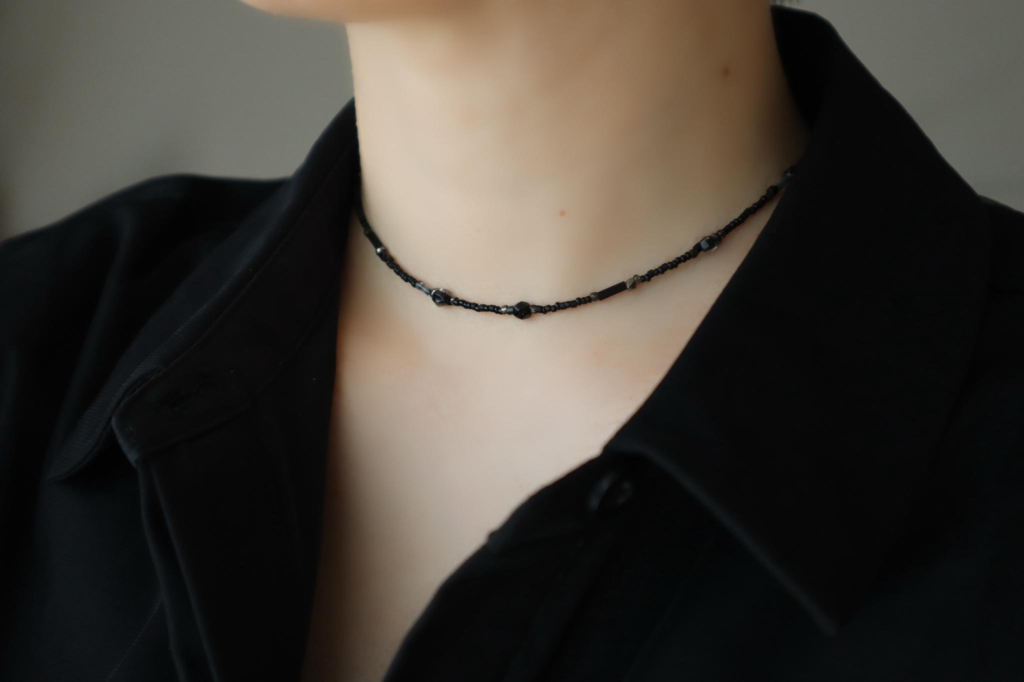 Nuit（ニュイ）フランスアンティークビーズとボヘミアンビーズのショートネックレス