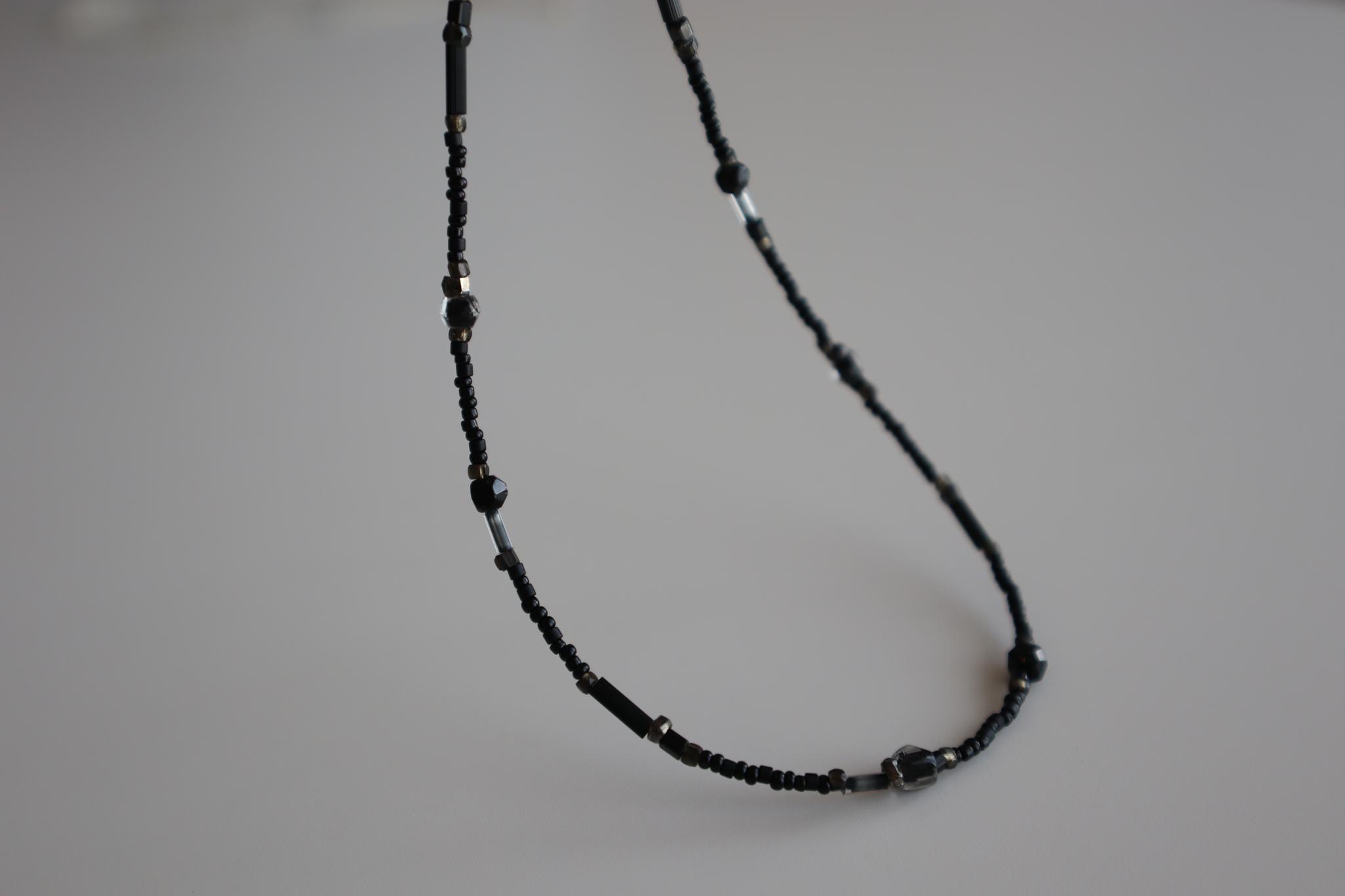 Nuit（ニュイ）フランスアンティークビーズとボヘミアンビーズのショートネックレス | 2枚目