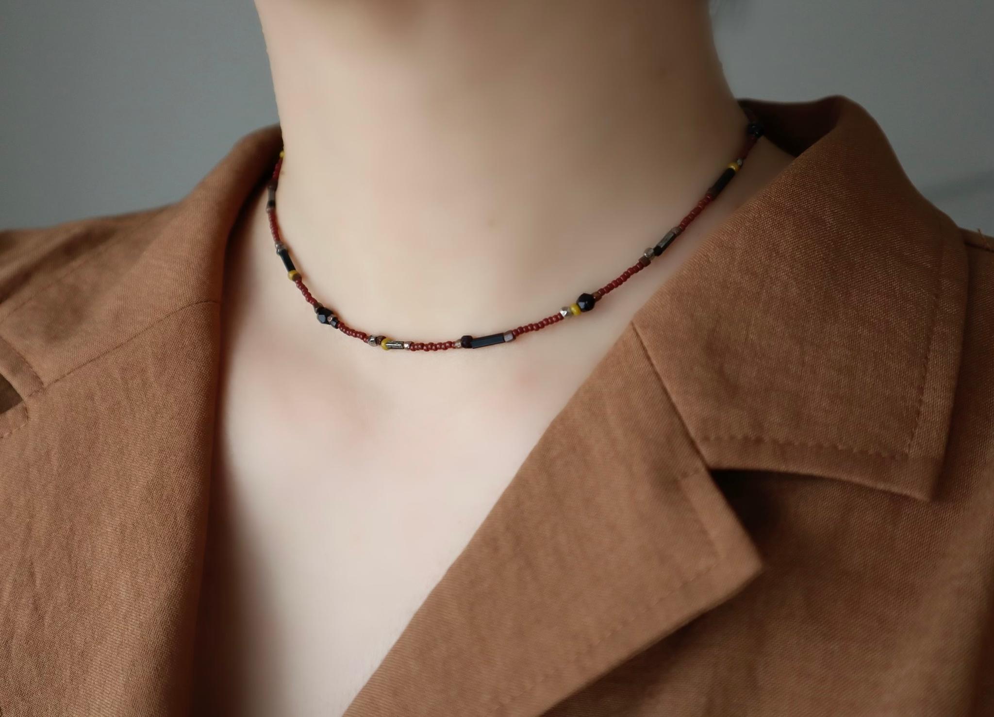 Terra（テラ）フランスアンティークビーズとシードビーズのショートネックレス