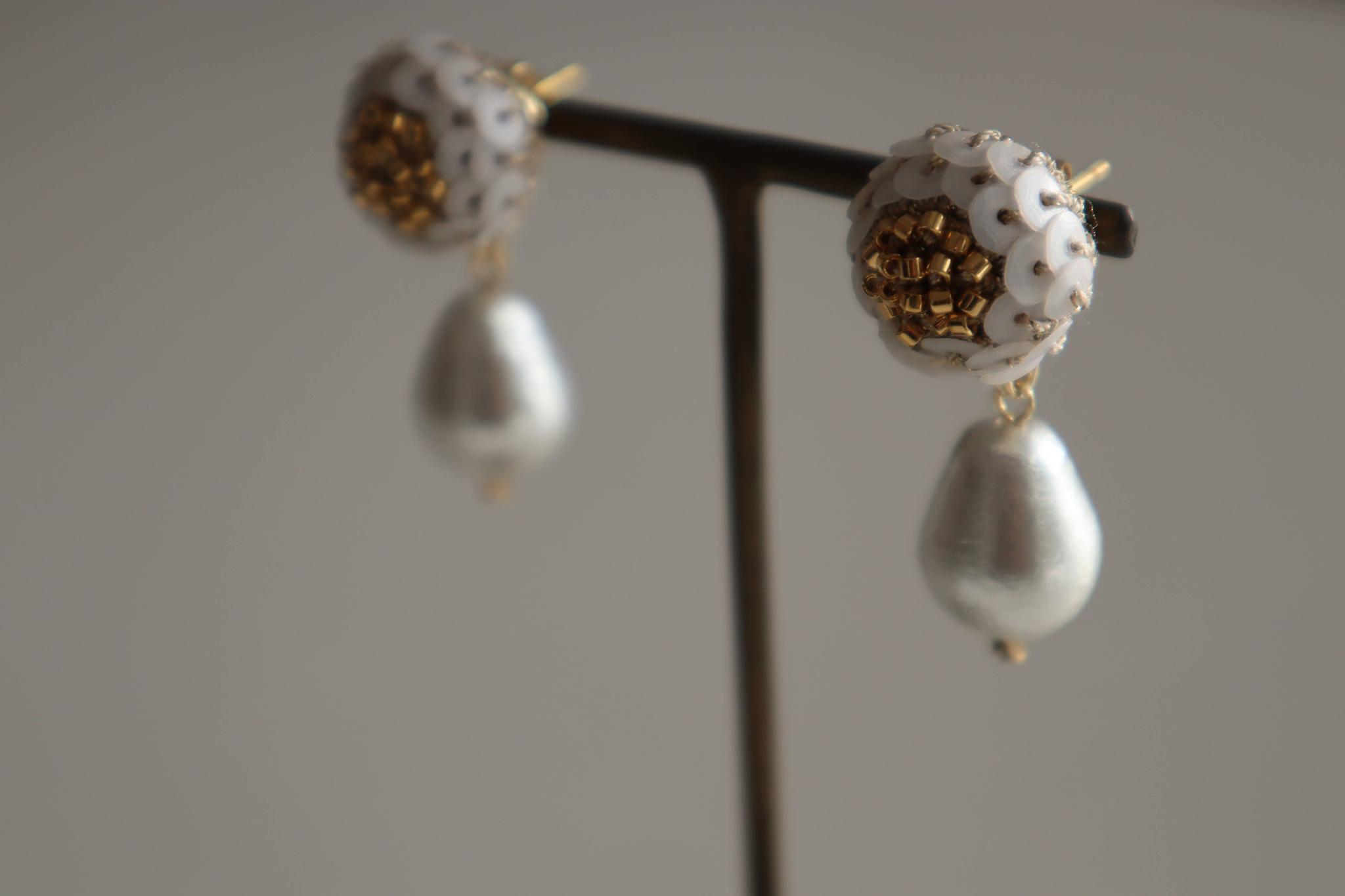 antique flowers & pearl スパンコールとドロップパールのピアス/イヤリング(ホワイト) | 6枚目